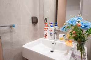 Comfort-Doppelzimmer | Badezimmer | Dusche, Designer-Toilettenartikel, Haartrockner, Bademäntel
