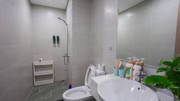 Monolocale, vista cortile | Bagno
