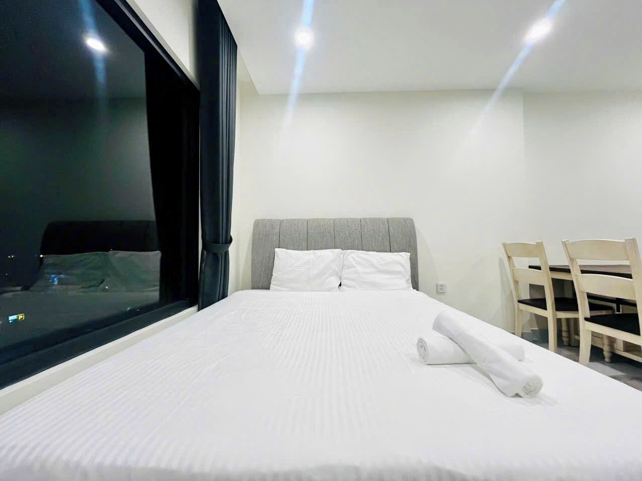 Standard-studio, parveke | Ylelliset vuodevaatteet, memory foam -patjalliset sängyt, työpöytä
