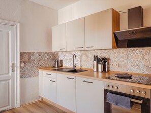 Private kitchen - Maritime old town apartment Wismar with WLAN and workstation - 2 rooms (Wismar)