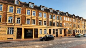 A row of terraced houses with a paved street in front. - Maritime old town apartment Wismar with WLAN and workstation - 2 rooms (Wismar)