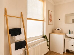 Secadora de cabello, toallas, jabón, papel de baño 