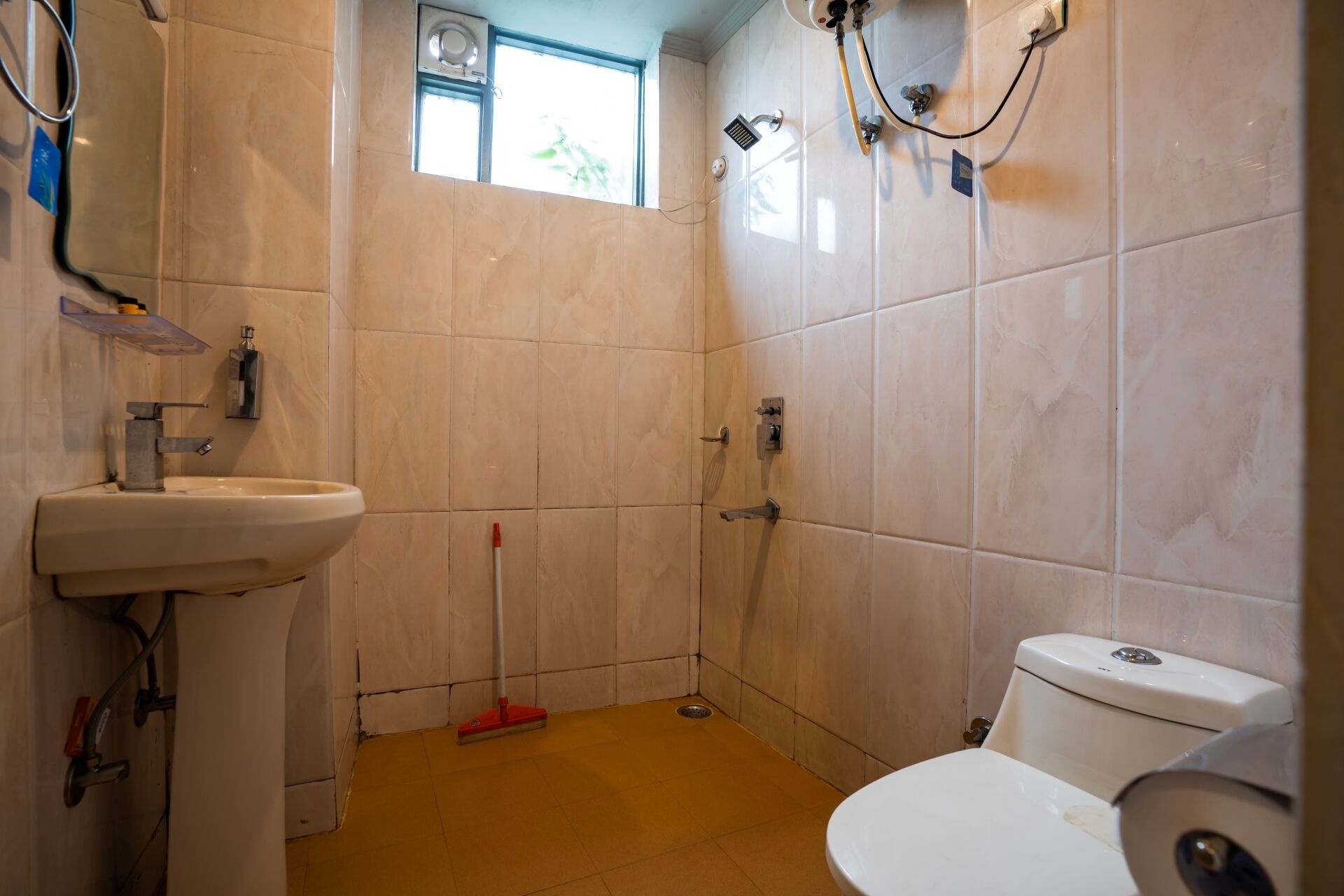 Deluxe Room with balcony | Bathroom | Shower, free toiletries, hair dryer, soap