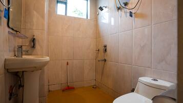 Deluxe Room with balcony | Bathroom | Shower, free toiletries, hair dryer, soap