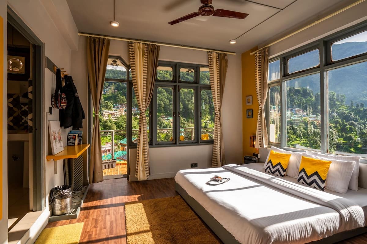 Kamar Double Standar, balkon, pemandangan lembah