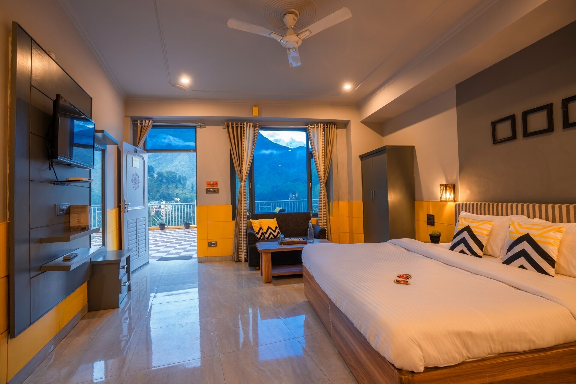 Quarto quádruplo luxo | Wi-Fi de cortesia, roupa de cama
