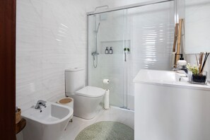 Bathroom - Apartment 'Ocean City View Loft' with Sea View, Balcony and Wi-Fi (Ponta Delgada)