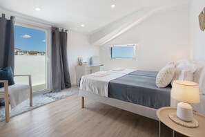 Room - Apartment 'Ocean City View Loft' with Sea View, Balcony and Wi-Fi (Ponta Delgada)