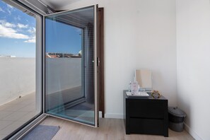 Interior - Apartment 'Ocean City View Loft' with Sea View, Balcony and Wi-Fi (Ponta Delgada)