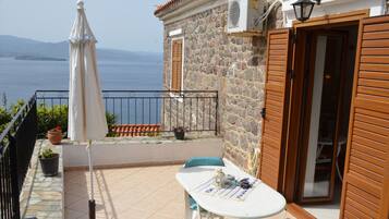 Studio, Balcony, Sea View | Tempat makan luar