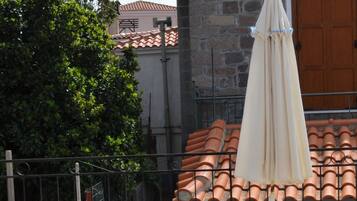 Studio, Balcony, Garden View | Outdoor dining