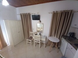 Studio, Balcony, Garden View | Interior