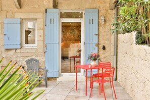 Outdoor dining - Elegant Studio with Private Terrace near Périgueux Historic Center (Périgueux)