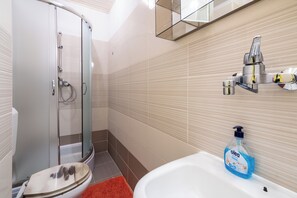 Shower, towels, soap, toilet paper - Studio for 2 with balcony and stunning sea view (Dramalj)