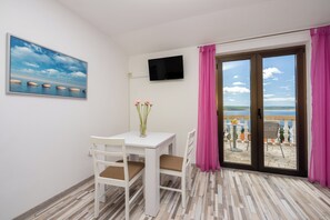 Dining - Studio for 2 with balcony and stunning sea view (Dramalj)