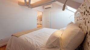 Tabla de planchar con plancha, internet y ropa de cama 