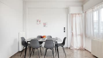 Apartamento familiar, vistas a la ciudad | Restauración
