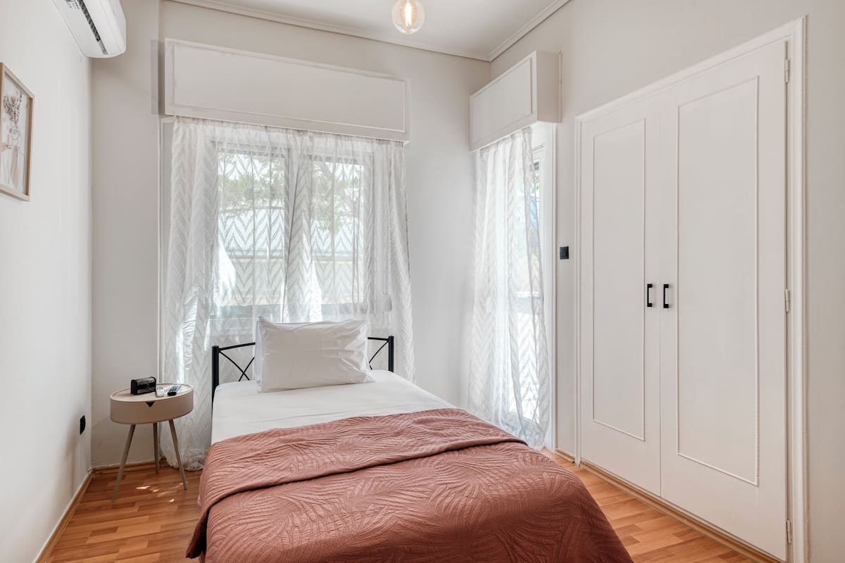 Appartement Confort, vue sur la ville | Coffre-fort, fer et planche à repasser, accès au Wi-Fi (inclus)