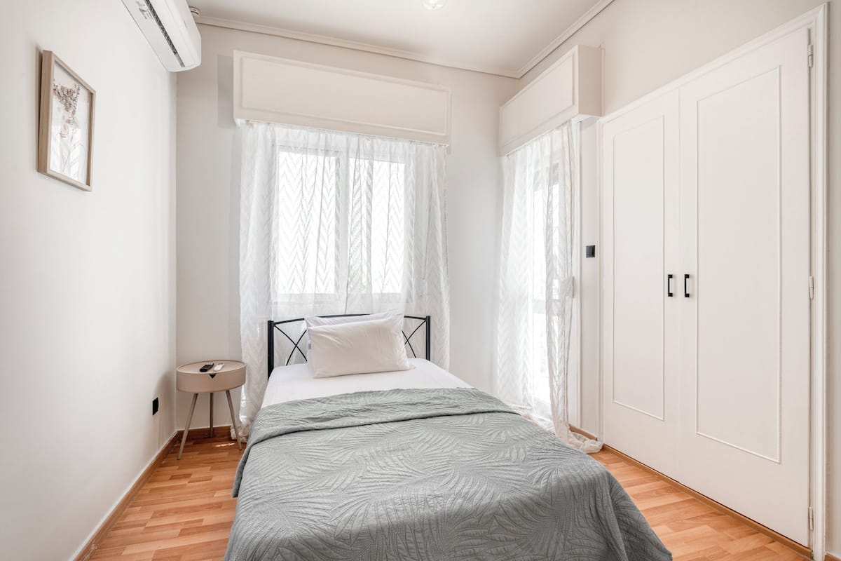 Appartement classique, vue sur la ville | Coffre-fort, fer et planche à repasser, accès au Wi-Fi (inclus)