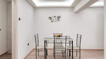 Standard Apartment, Garden View | Dining