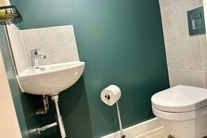 Shower, hair dryer, towels, soap - Cute 1 bed Duplex Apartment with Balcony (Manchester)
