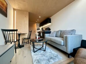 TV - Cute 1 bed Duplex Apartment with Balcony (Manchester)
