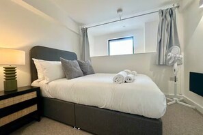 Tabla de planchar con plancha, internet y ropa de cama 