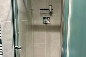 Shower, hair dryer, towels, soap - Cute 1 bed Duplex Apartment with Balcony (Manchester)