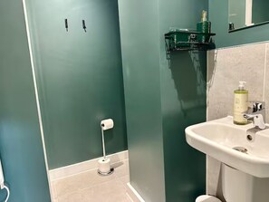 Shower, hair dryer, towels, soap - Cute 1 bed Duplex Apartment with Balcony (Manchester)