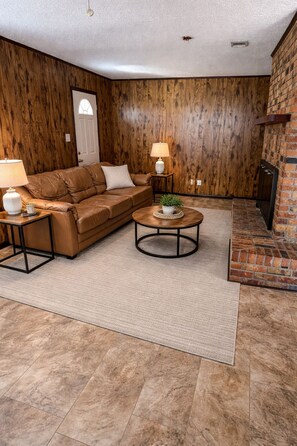 Living area - Family-Friendly 4BR Getaway Close to Beaches, Fairhope & Fishing (Summerdale)