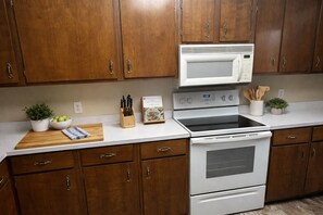 Private kitchen - Family-Friendly 4BR Getaway Close to Beaches, Fairhope & Fishing (Summerdale)