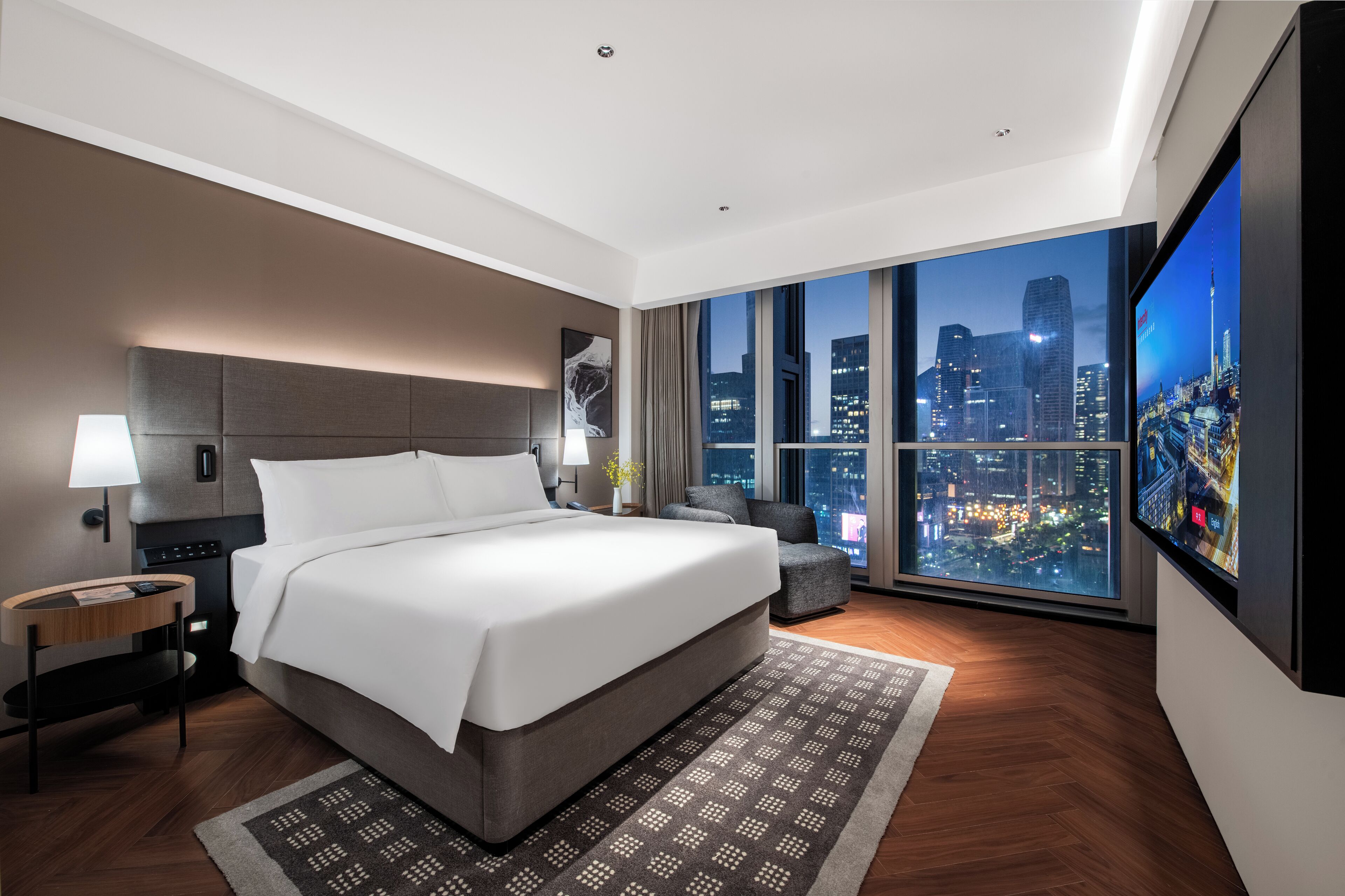 Seprai premium, minibar gratis, didekorasi berbeda-beda, dan meja kerja