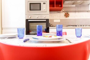 Fridge, microwave, dishwasher - Welcome to Myro’s House, a newly renovated apartment located in La Spezia in a convenient and strategic area, just a ten-minute walk from the central train station. The apartment is designed to offer a comfortable and relaxing stay and is the perfect s (La Spezia)