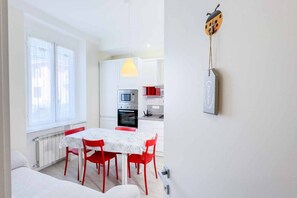 Dining - Welcome to Myro’s House, a newly renovated apartment located in La Spezia in a convenient and strategic area, just a ten-minute walk from the central train station. The apartment is designed to offer a comfortable and relaxing stay and is the perfect s (La Spezia)