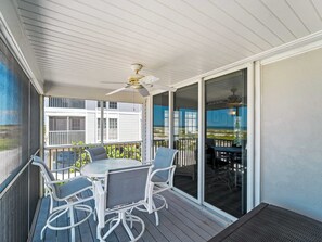 屋外ダイニングエリア