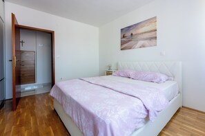 Room - Modern vacation apartment for 2 in the heart of Novi Vinodolski (Novi Vinodolski)