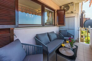 Terrace/patio - Modern vacation apartment for 2 in the heart of Novi Vinodolski (Novi Vinodolski)