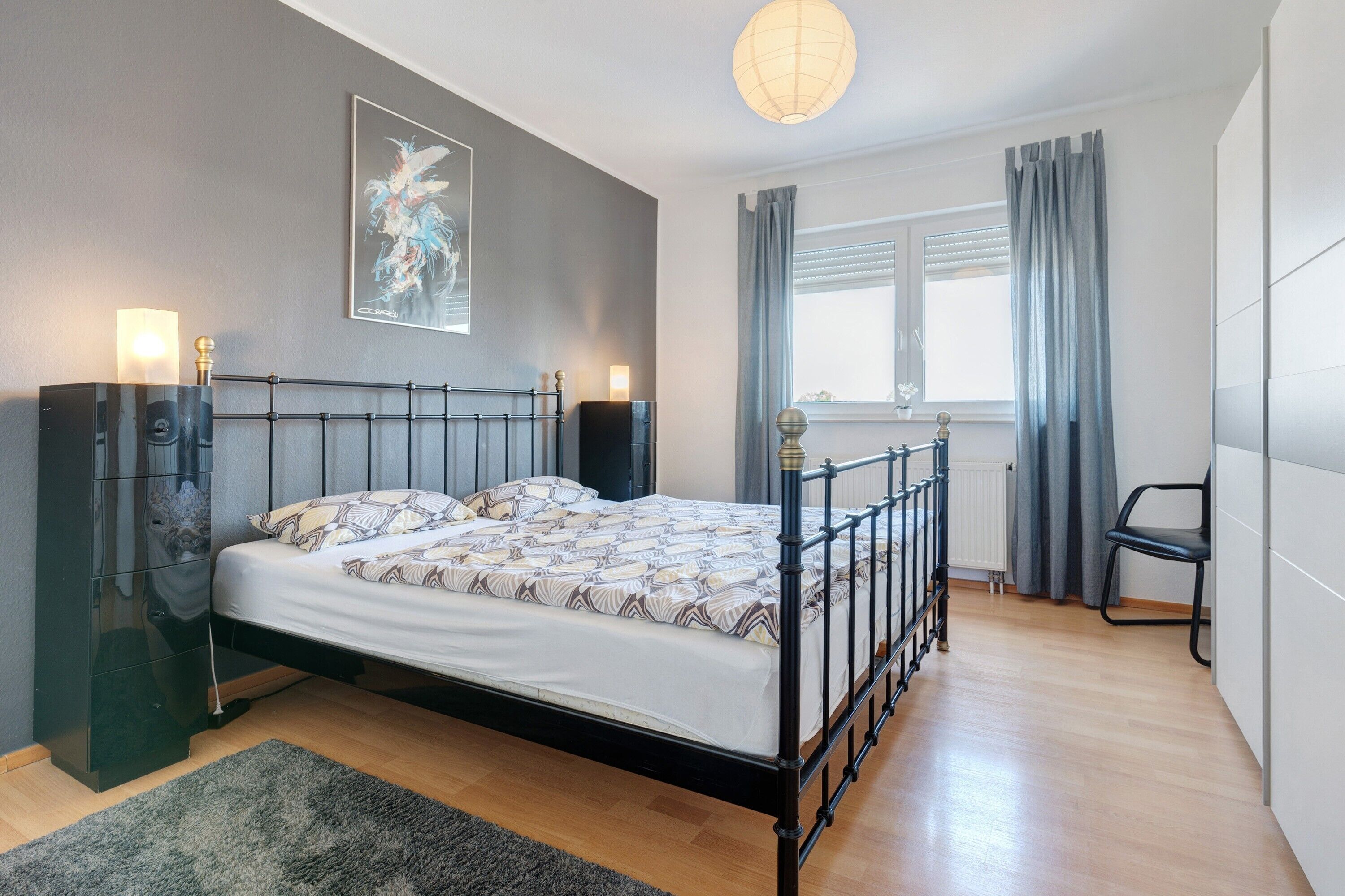 Tabla de planchar con plancha, wifi, ropa de cama