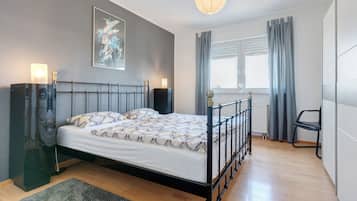 Tabla de planchar con plancha, wifi, ropa de cama