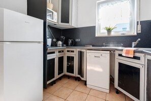 Fridge, microwave, oven, stovetop - Apartment on the Outskirts of Baden-Baden (Baden-Baden)