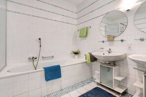 Douche, sĂšche-cheveux, serviettes fournies