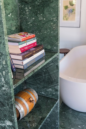 Chambre Double Luxe, 1 trĂšs grand lit, baignoire, vue vignoble | Salle de bain | SĂšche-cheveux, chaussons, serviettes fournies, savon