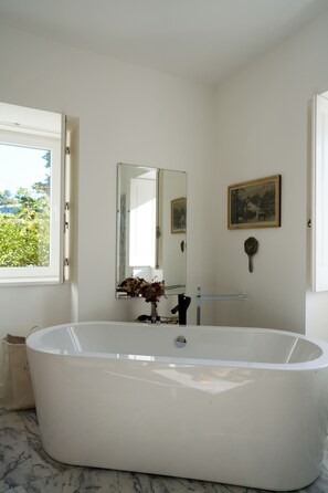 Suite de lujo, vistas al jardín | Baño | Secador de pelo, zapatillas, toallas y jabón