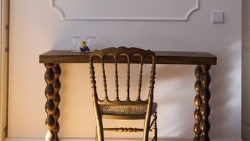 Suite de lujo, vista al jardín | Interior