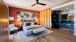 A bedroom with a bed, bedside lamps, a ceiling fan, a large painting, and a wardrobe. - Quinta da Boa Esperança (Torres Vedras)