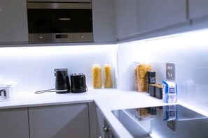 Private kitchen - Birmingham City Centre Apts - 2BR (Birhingham)