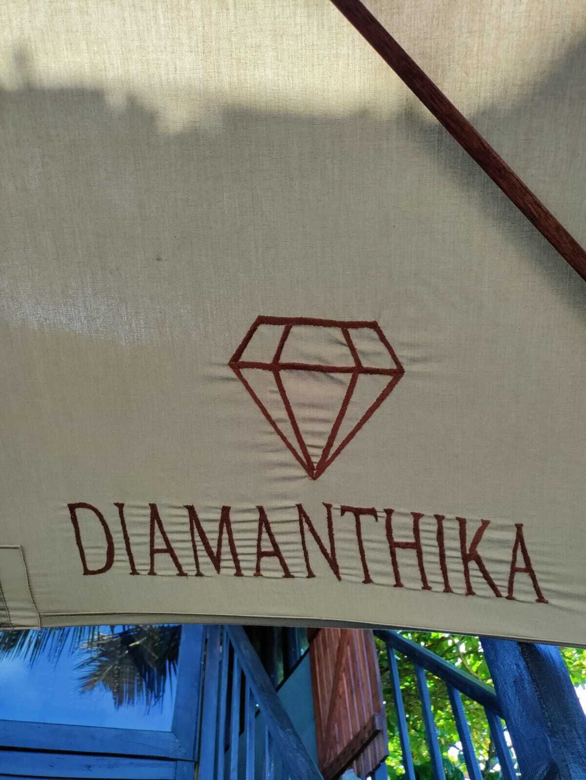 Un letrero con la palabra 'DIAMANTHIKA' y un símbolo de diamante.