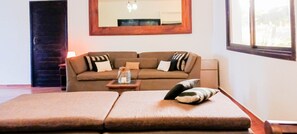 Una sala de estar con sofá, mesa de centro y ventana.