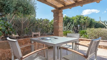Superior Studio, Terrace, Garden View | Outdoor dining
