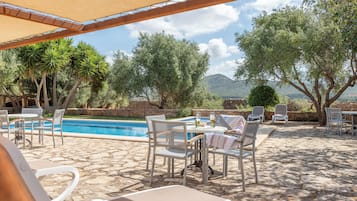 Outdoor pool, pool umbrellas, sun loungers